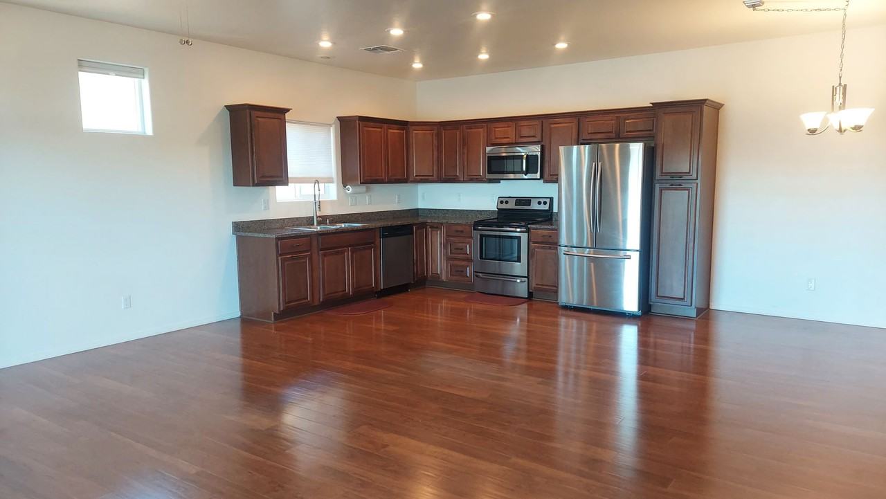 713 W Summit St - Photo 5 of 22