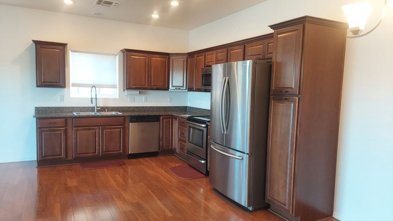 713 W Summit St - Photo 6 of 22