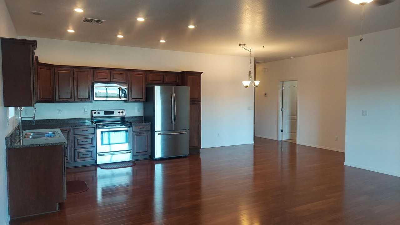 713 W Summit St - Photo 7 of 22