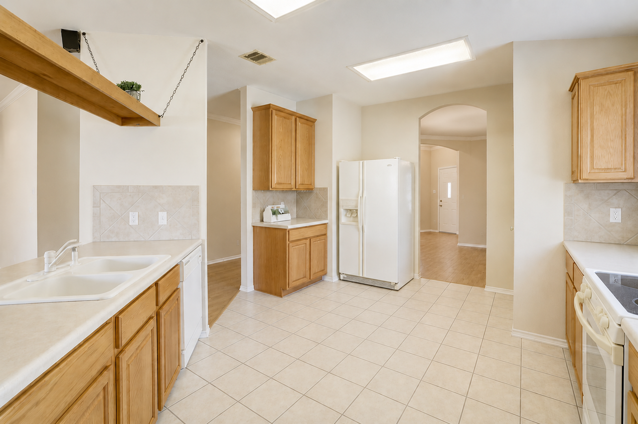 2100 Mir Woods Dr - Photo 4 of 9