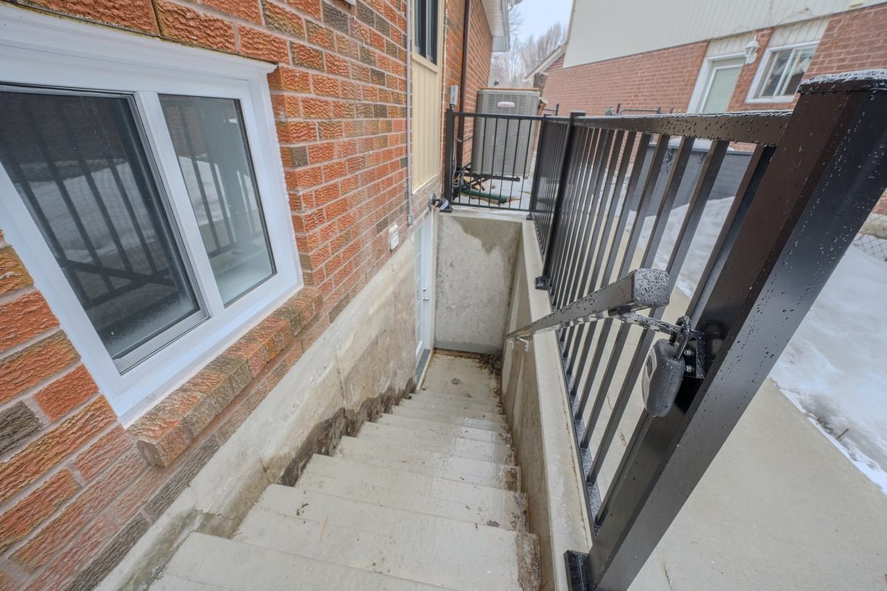 2111 Lynn Heights Drive - Photo 2 of 9