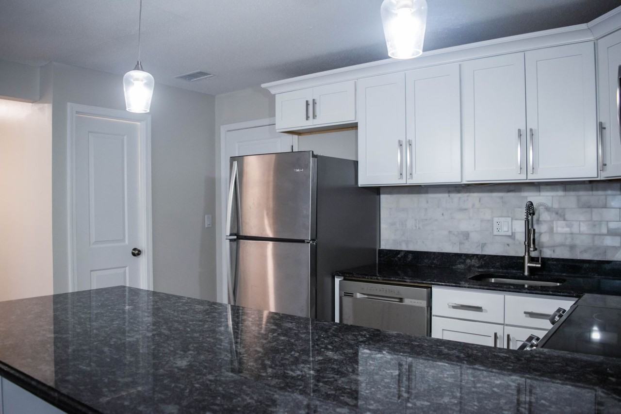 467 Whalley Ave - Photo 5 of 17