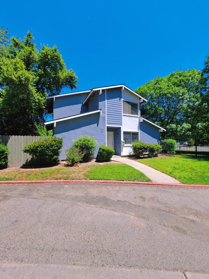 4779 N Cedar Ave #101 - Photo 4 of 12