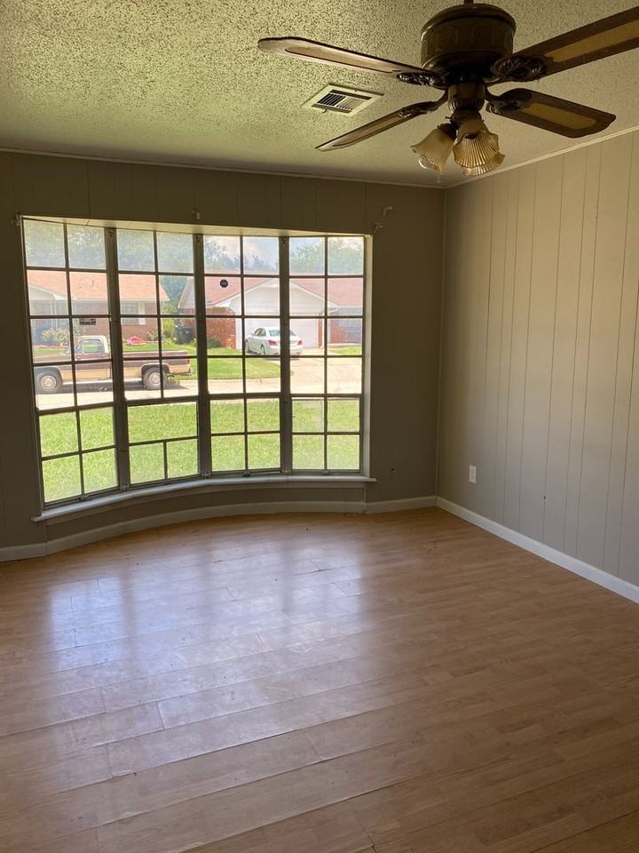 637 Royal Ave - Photo 2 of 9