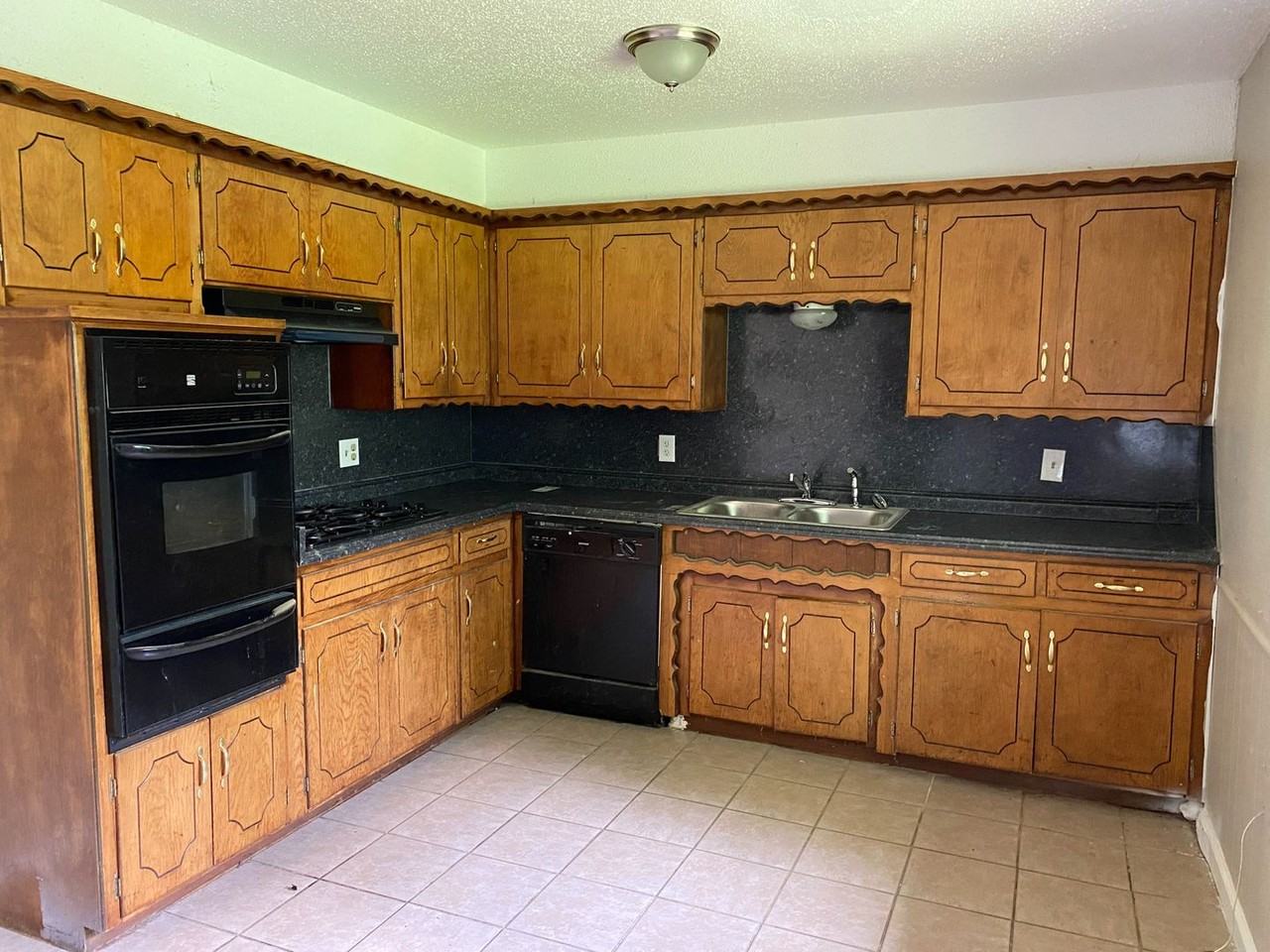 637 Royal Ave - Photo 4 of 9