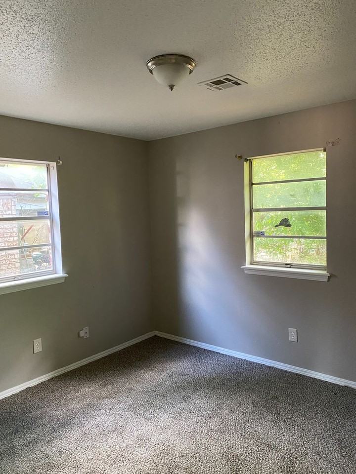 637 Royal Ave - Photo 7 of 9