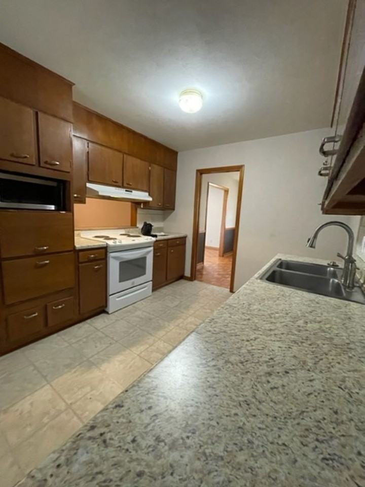 942 Margaret Dr - Photo 2 of 48