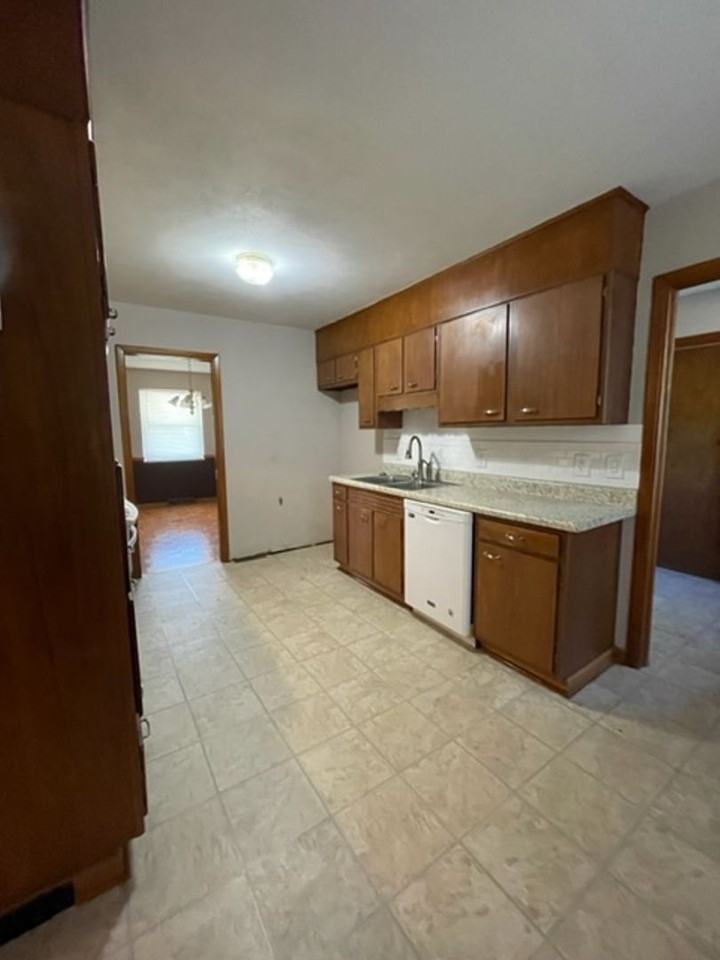 942 Margaret Dr - Photo 3 of 48