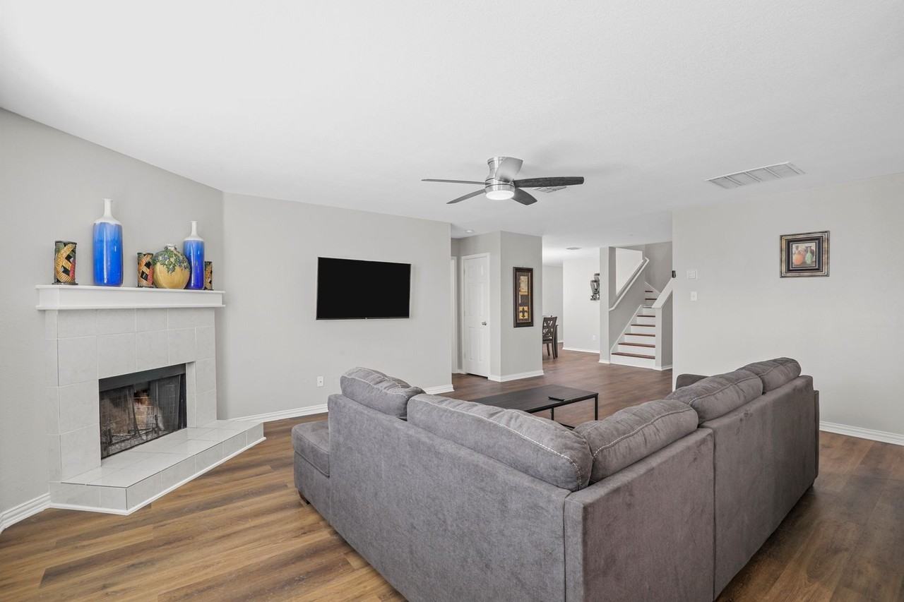 9641 Euclid Dr - Photo 4 of 18