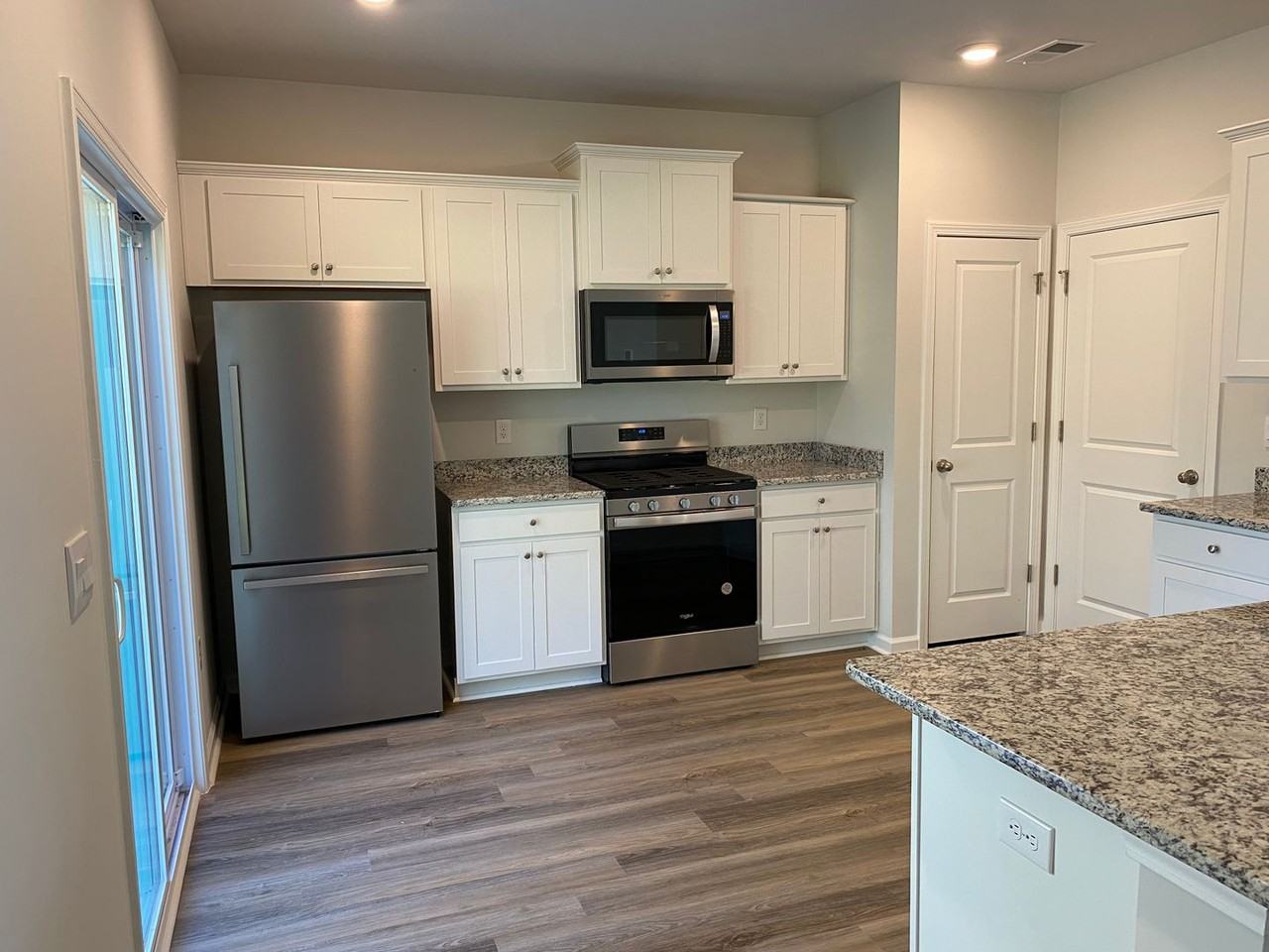 1729 Sanctum St - Photo 4 of 25