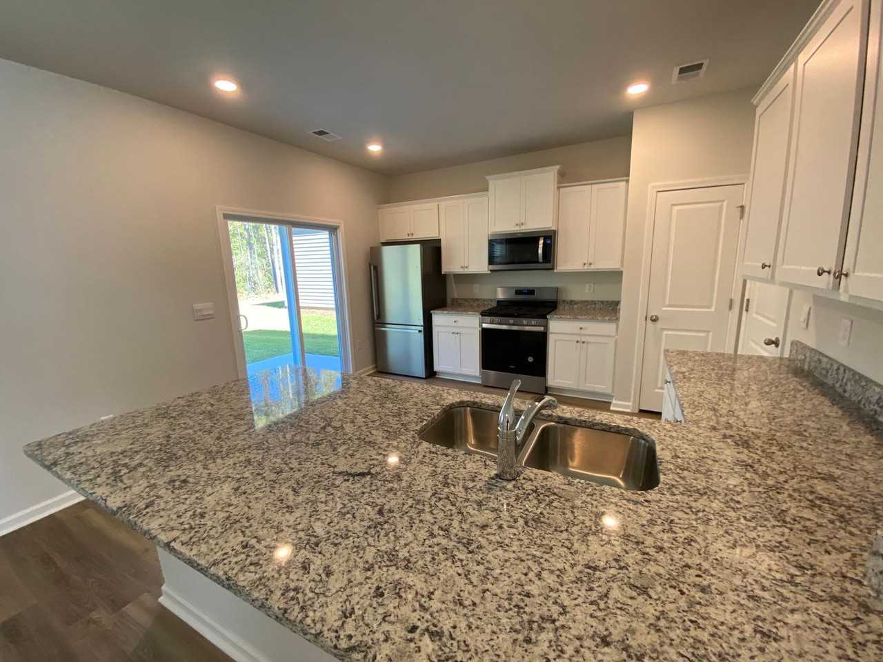 1729 Sanctum St - Photo 4 of 25