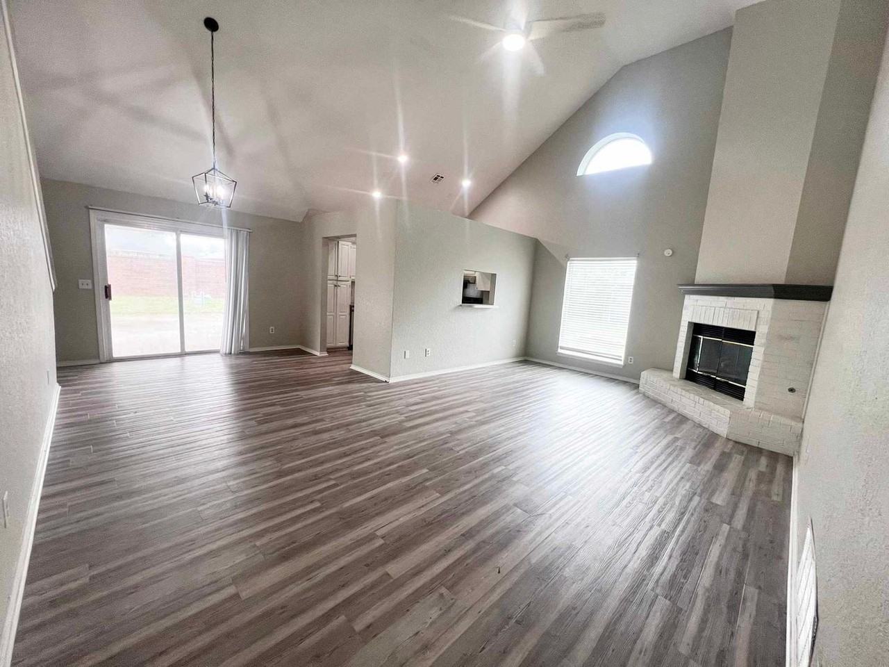 1717 Pinnacle Ln - Photo 2 of 22