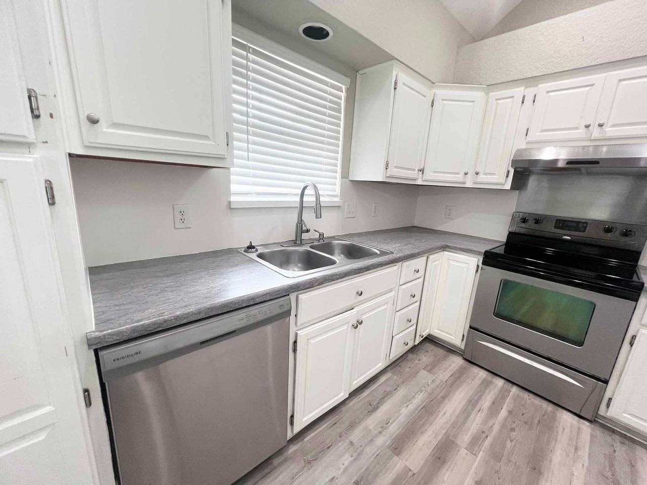 1717 Pinnacle Ln - Photo 6 of 22
