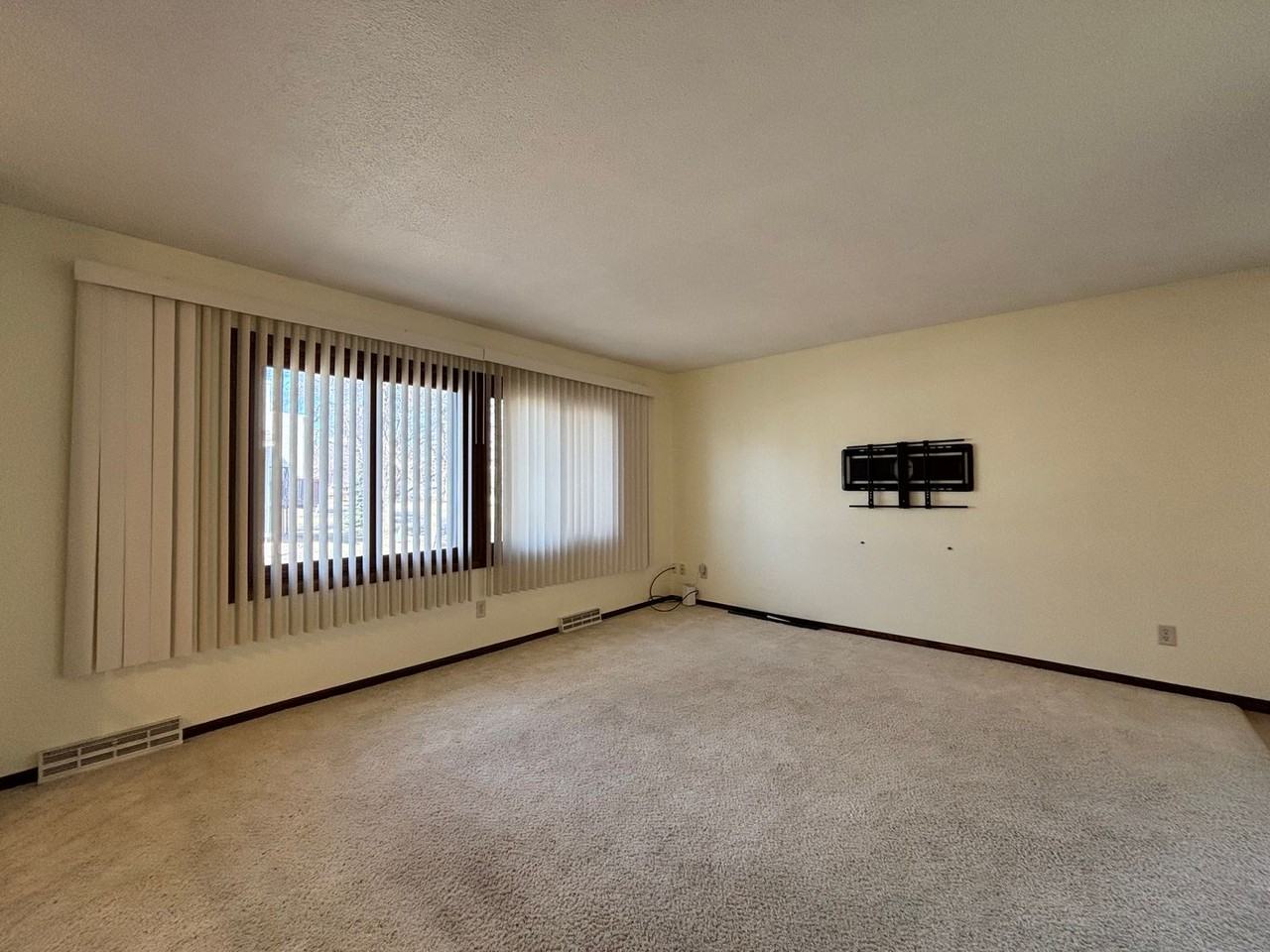 4285 Evergreen Dr - Photo 5 of 27