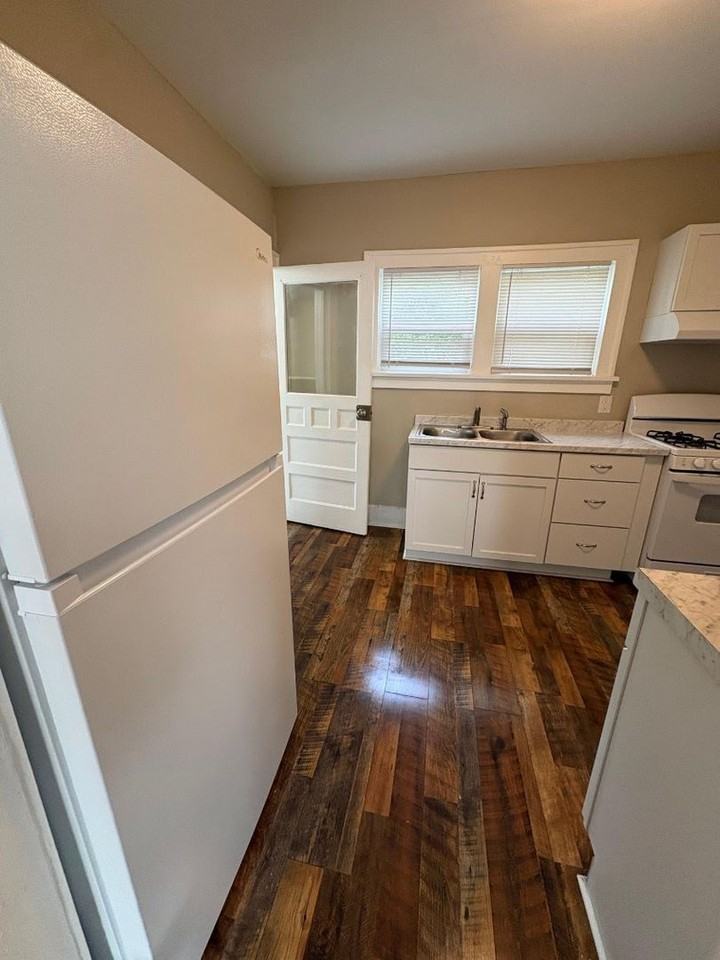 1002 Milton St - Photo 5 of 13