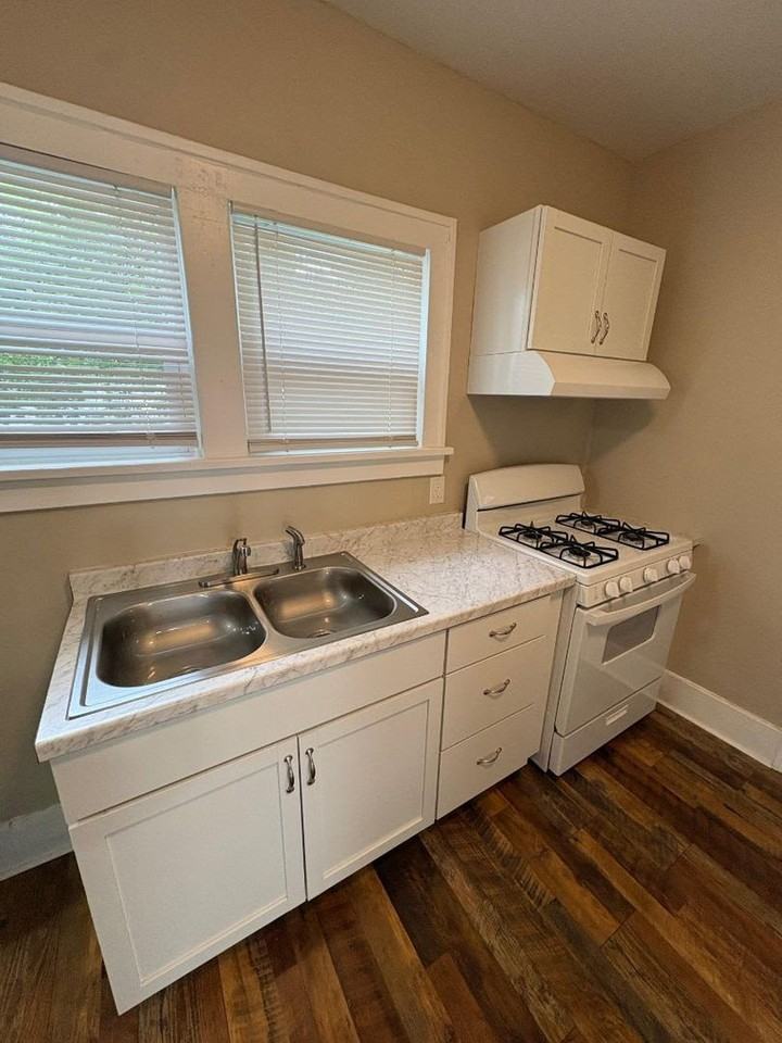 1002 Milton St - Photo 6 of 13