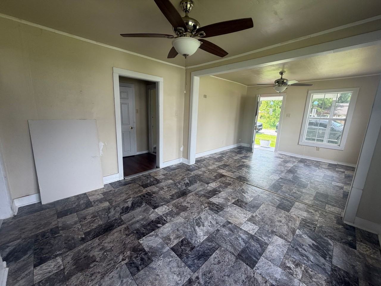 806 W D St - Photo 2 of 8