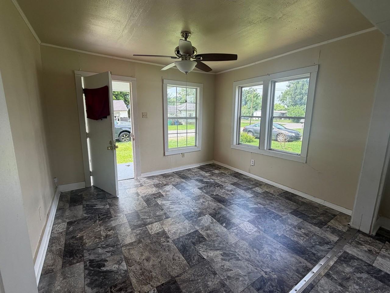 806 W D St - Photo 3 of 8