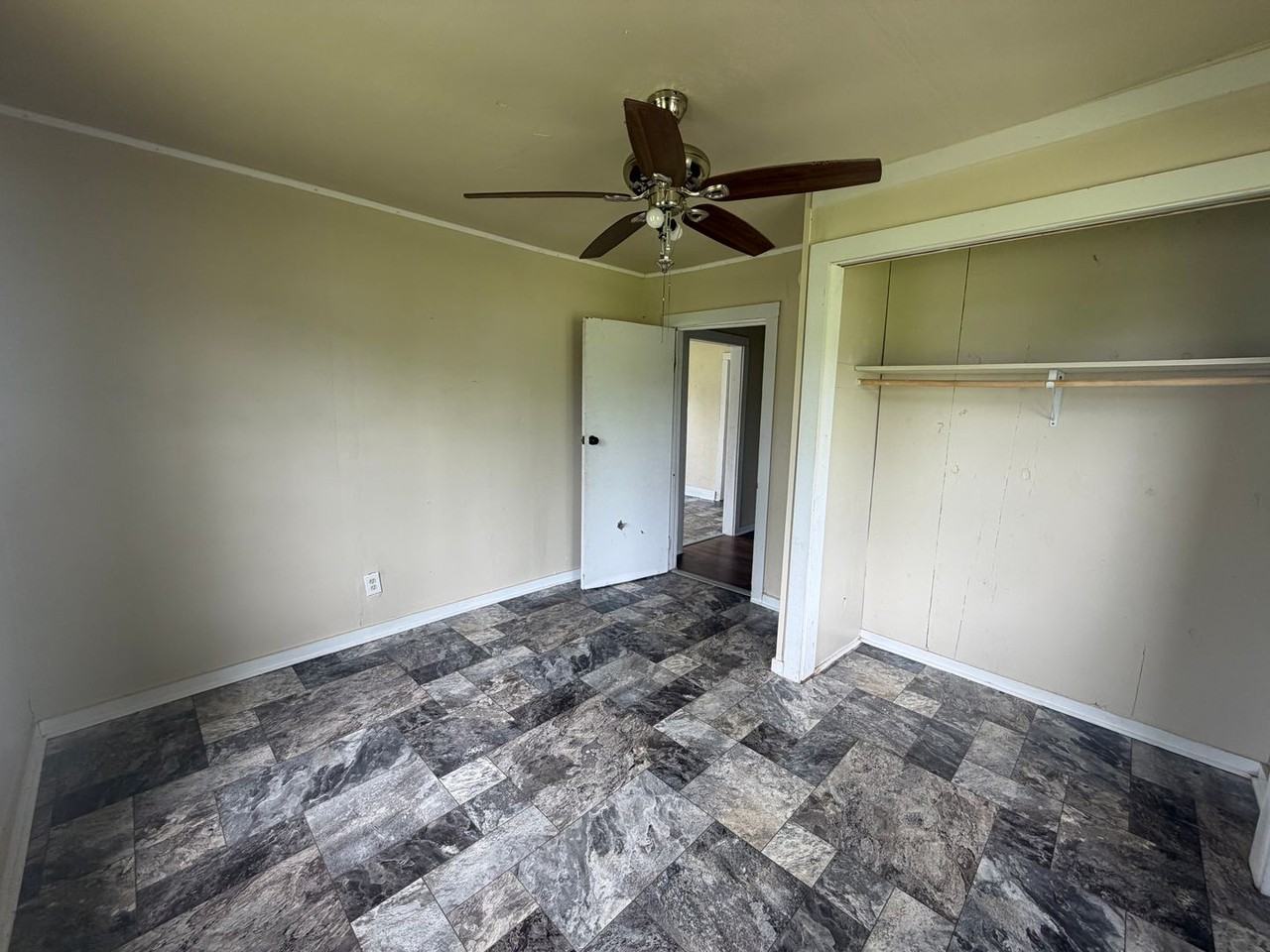 806 W D St - Photo 5 of 8