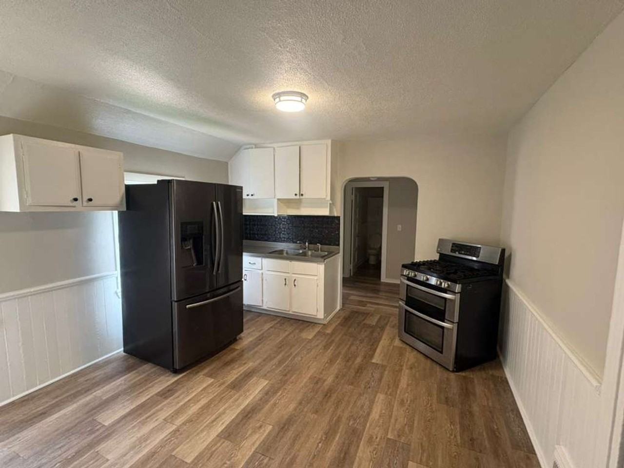 3130 W 33rd Street - Photo 3 of 25
