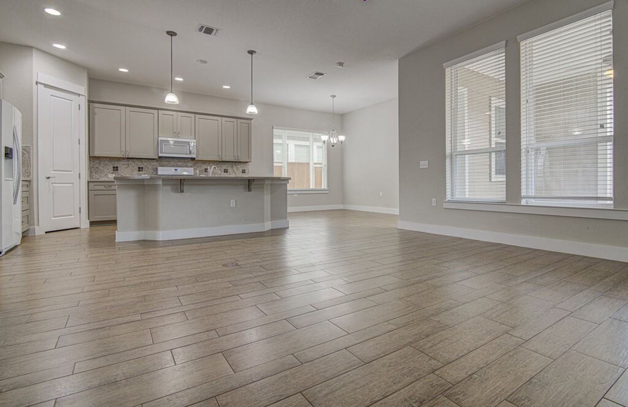 2409 Moreno St - Photo 4 of 31