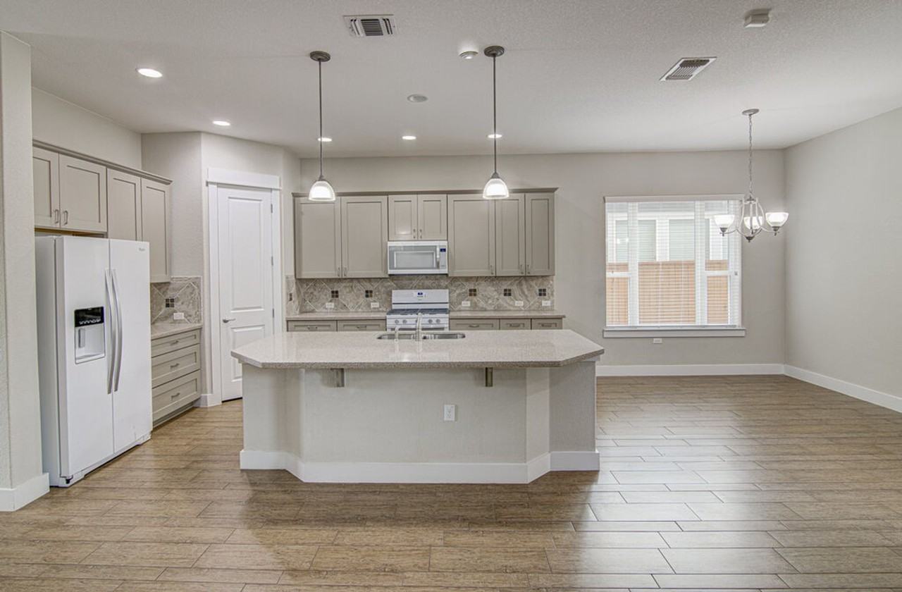 2409 Moreno St - Photo 5 of 31