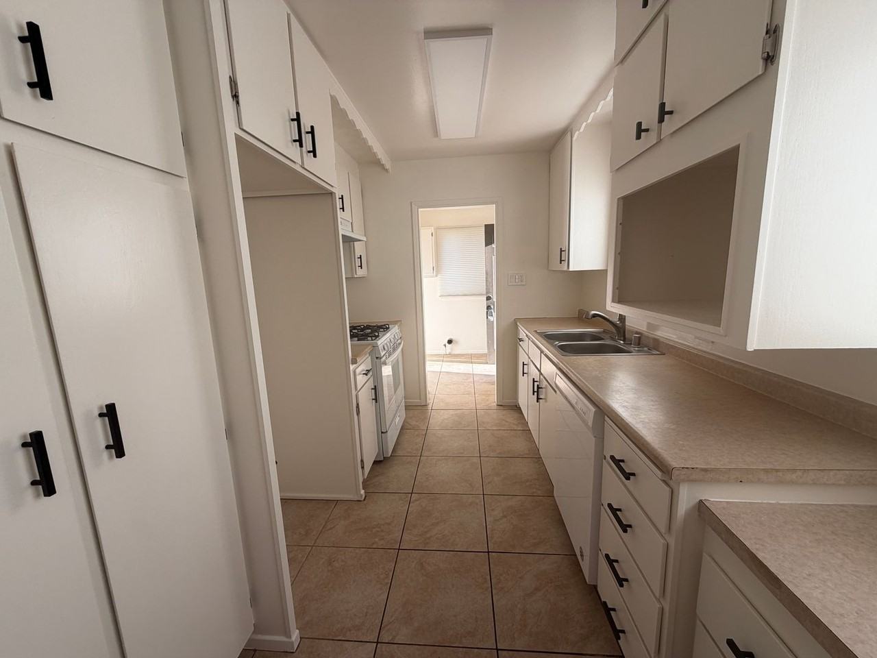 1365 W Jenner St - Photo 2 of 10