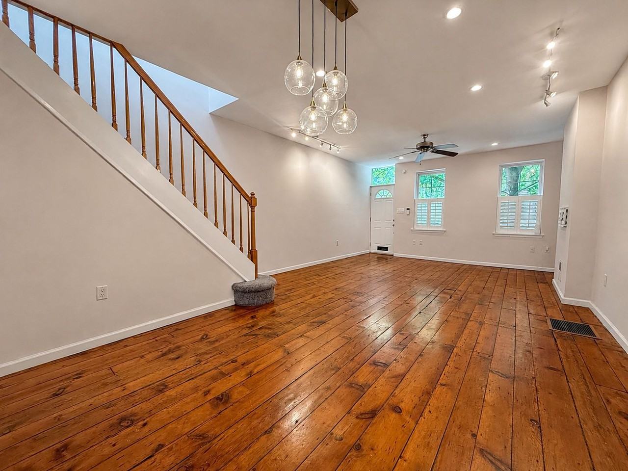 1811 Montrose St - Photo 3 of 24
