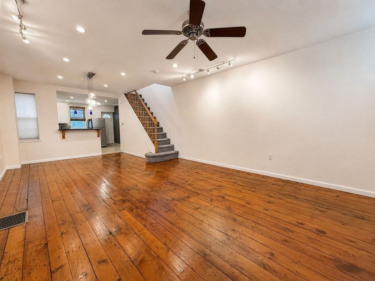1811 Montrose St - Photo 5 of 24