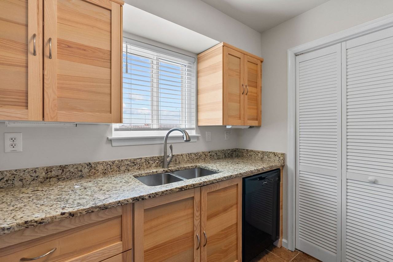 837 Little Bay Ave - Photo 3 of 25