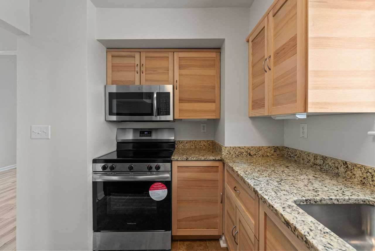 837 Little Bay Ave - Photo 5 of 25