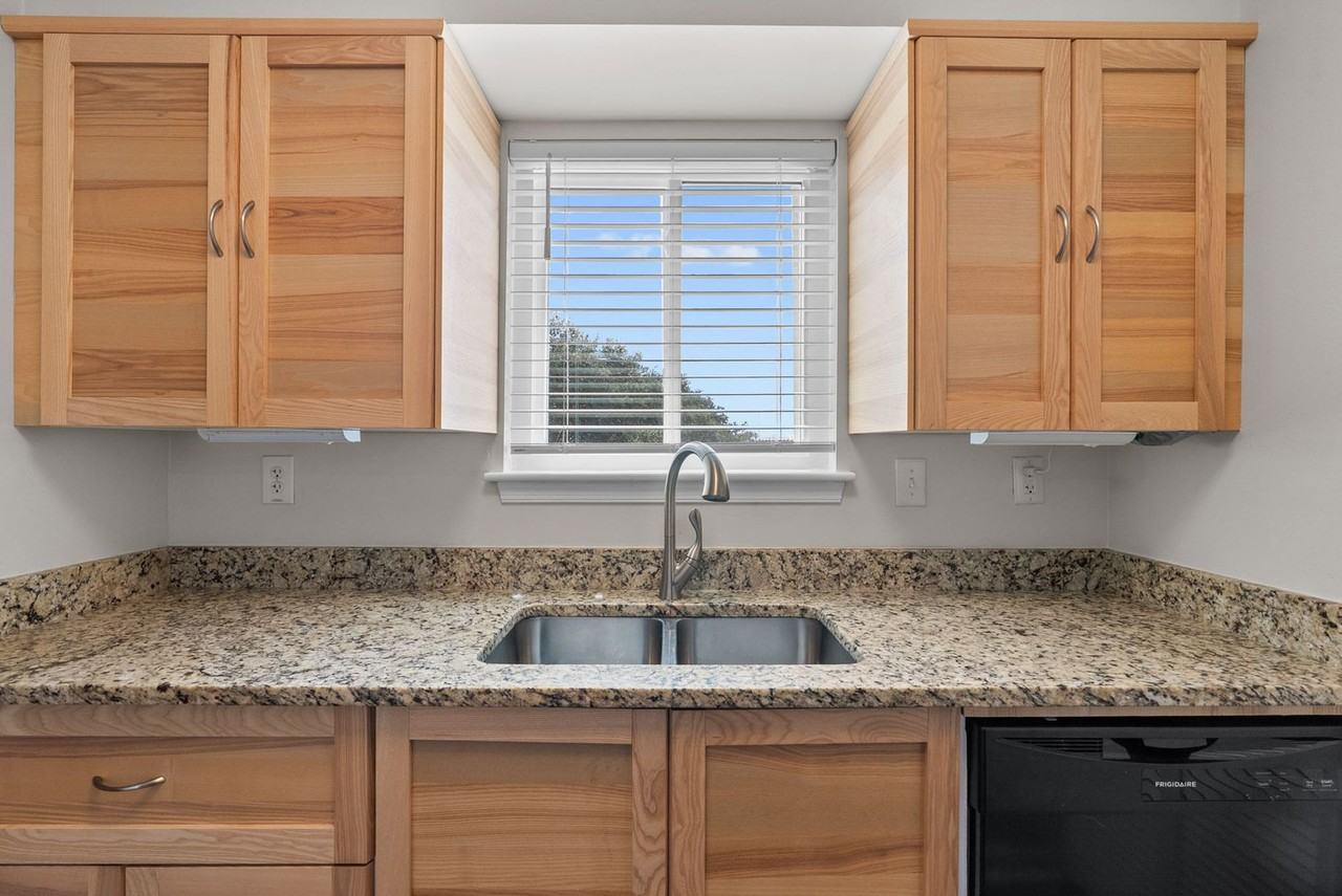 837 Little Bay Ave - Photo 7 of 25