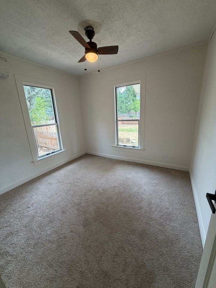 403 N Pacific St - Photo 3 of 19