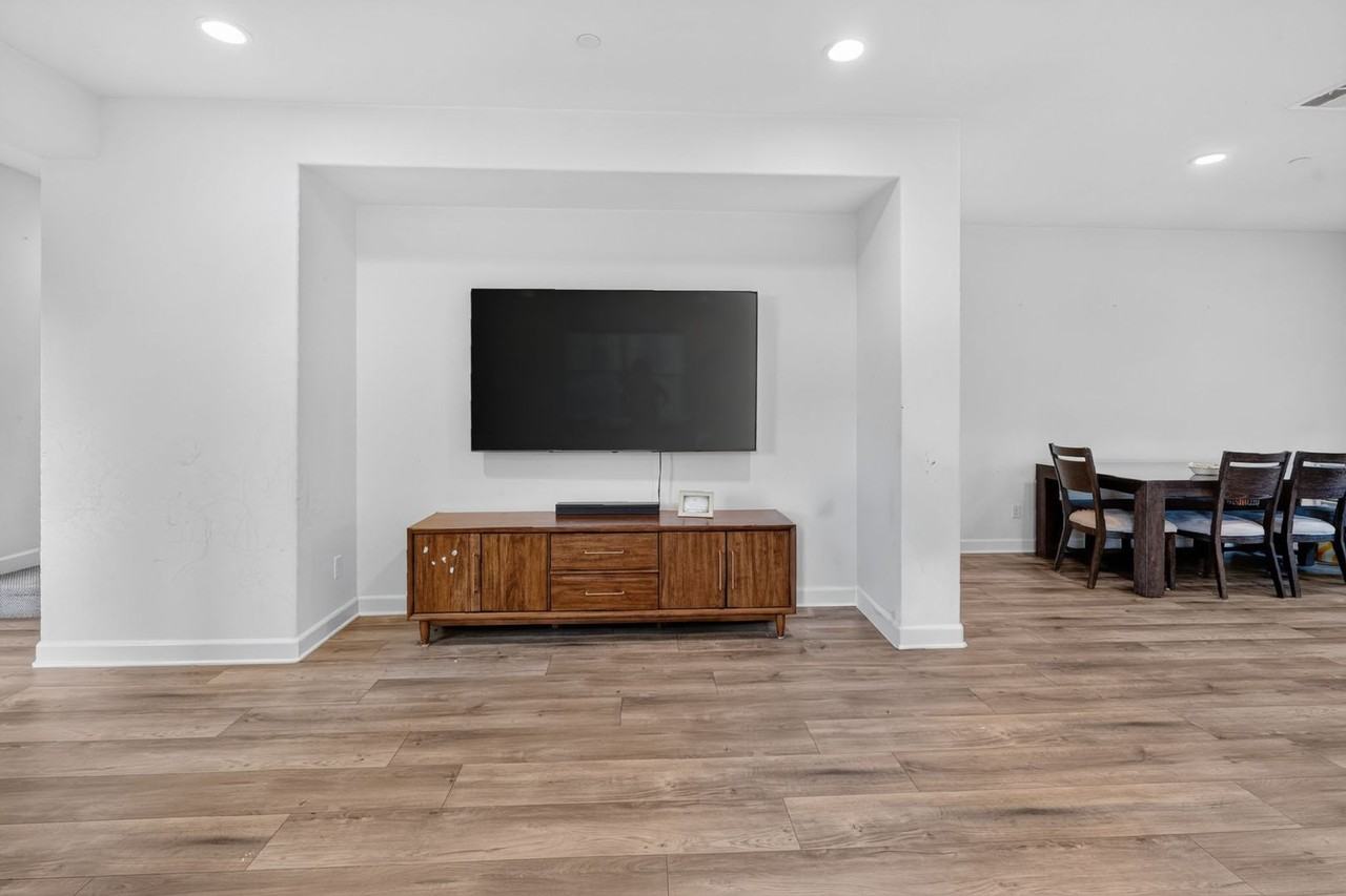 911 Slate St - Photo 6 of 46