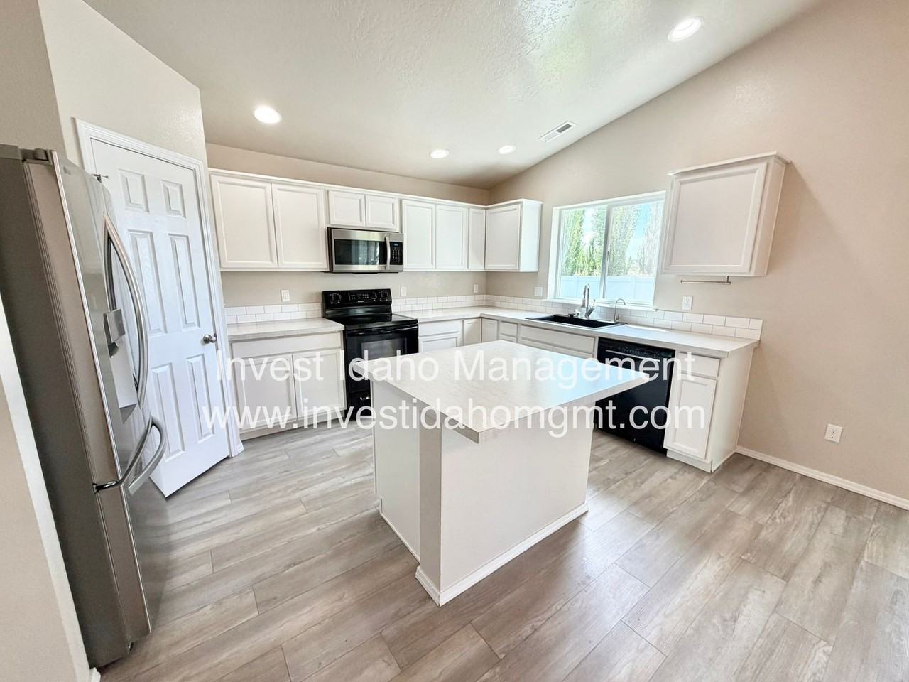 1441 W Sahara Dr - Photo 2 of 20