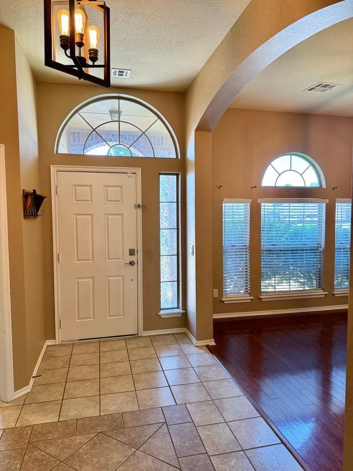 613 Oak Creek Dr - Photo 3 of 23