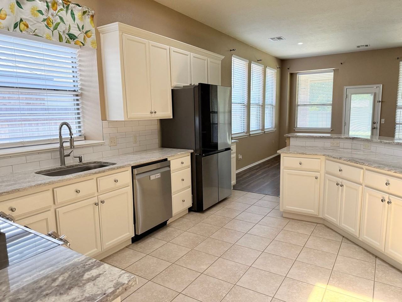 613 Oak Creek Dr - Photo 6 of 23