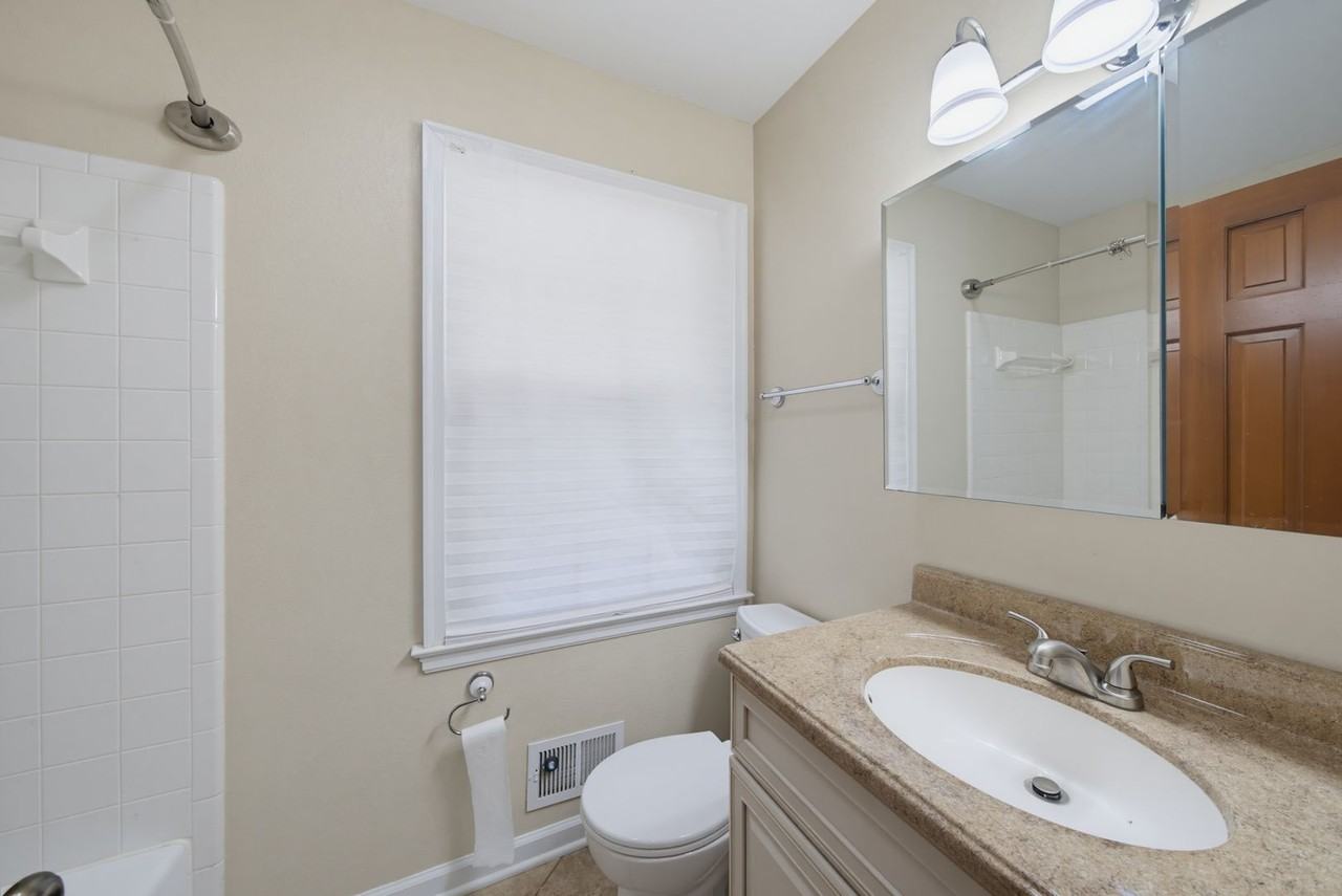1003 Manchester Dr - Photo 6 of 27