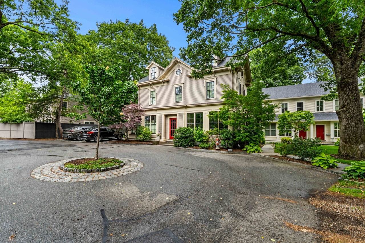 2 Brattle Cir - Photo 2 of 47