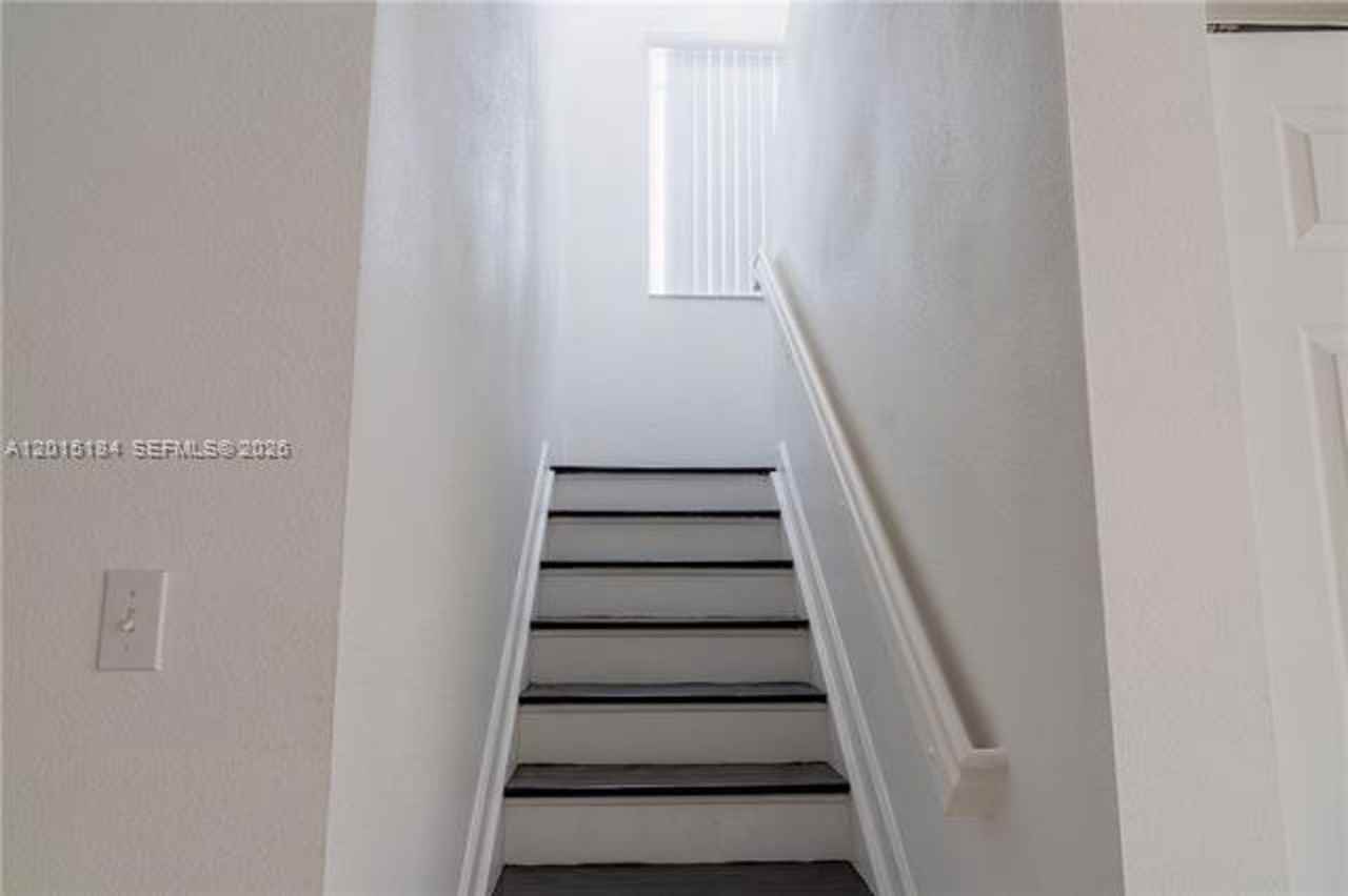 379 Ne 34th Ave - Photo 2 of 22