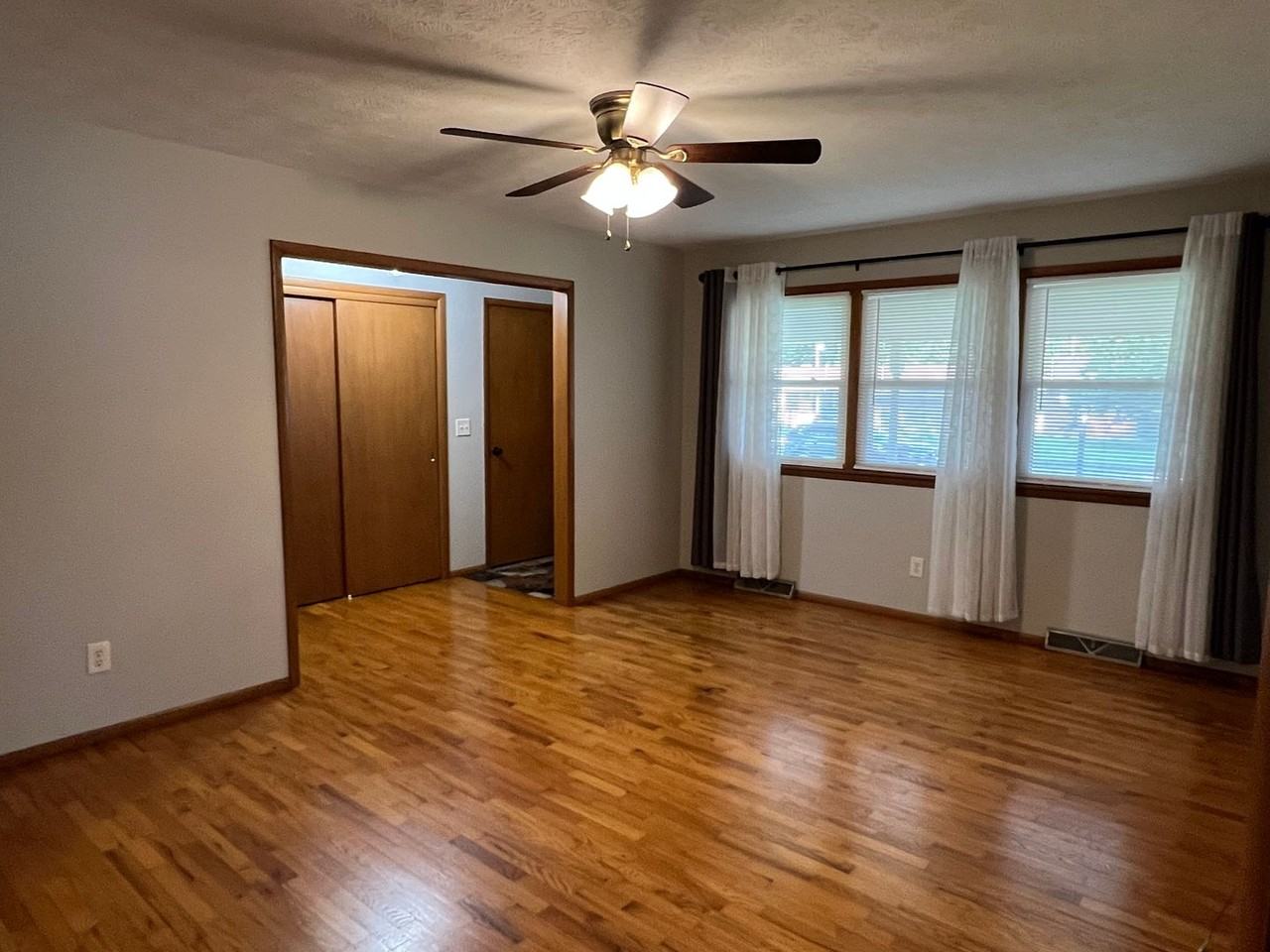 2430 S Kickapoo Ave - Photo 2 of 16