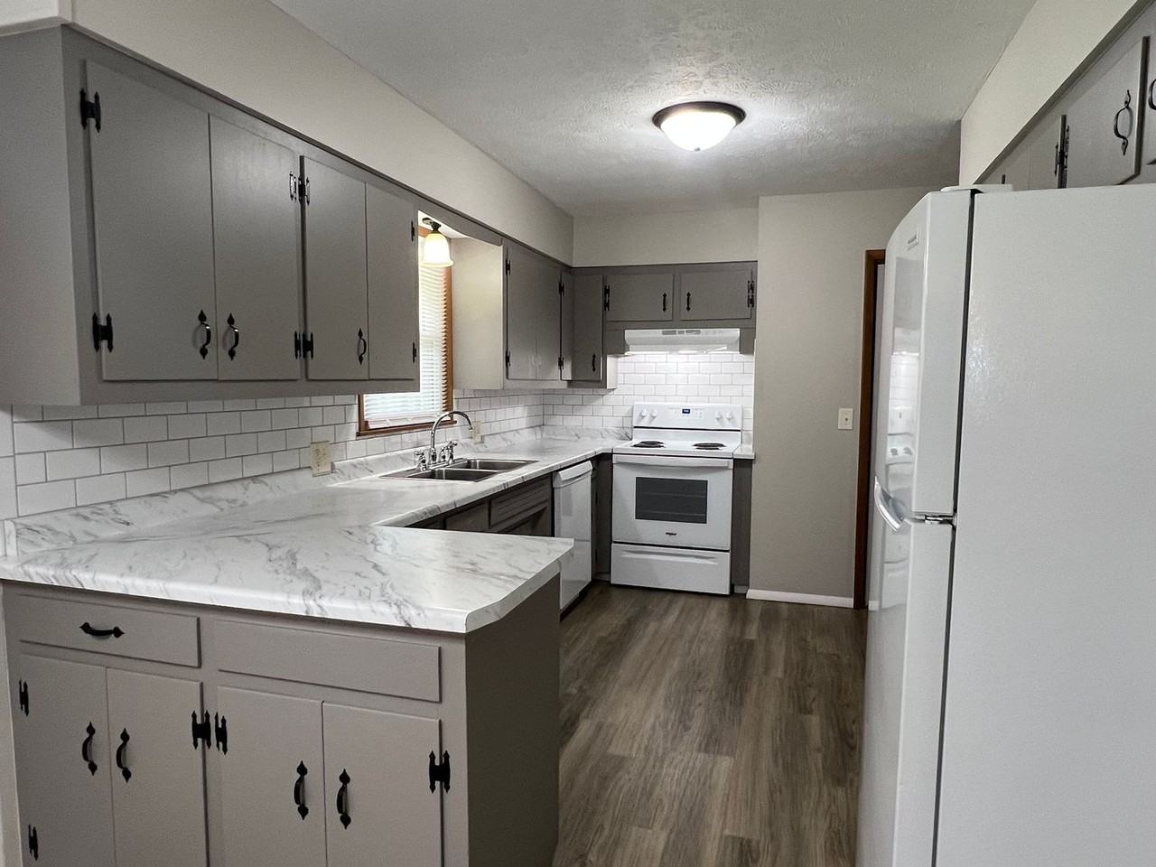 2430 S Kickapoo Ave - Photo 4 of 16