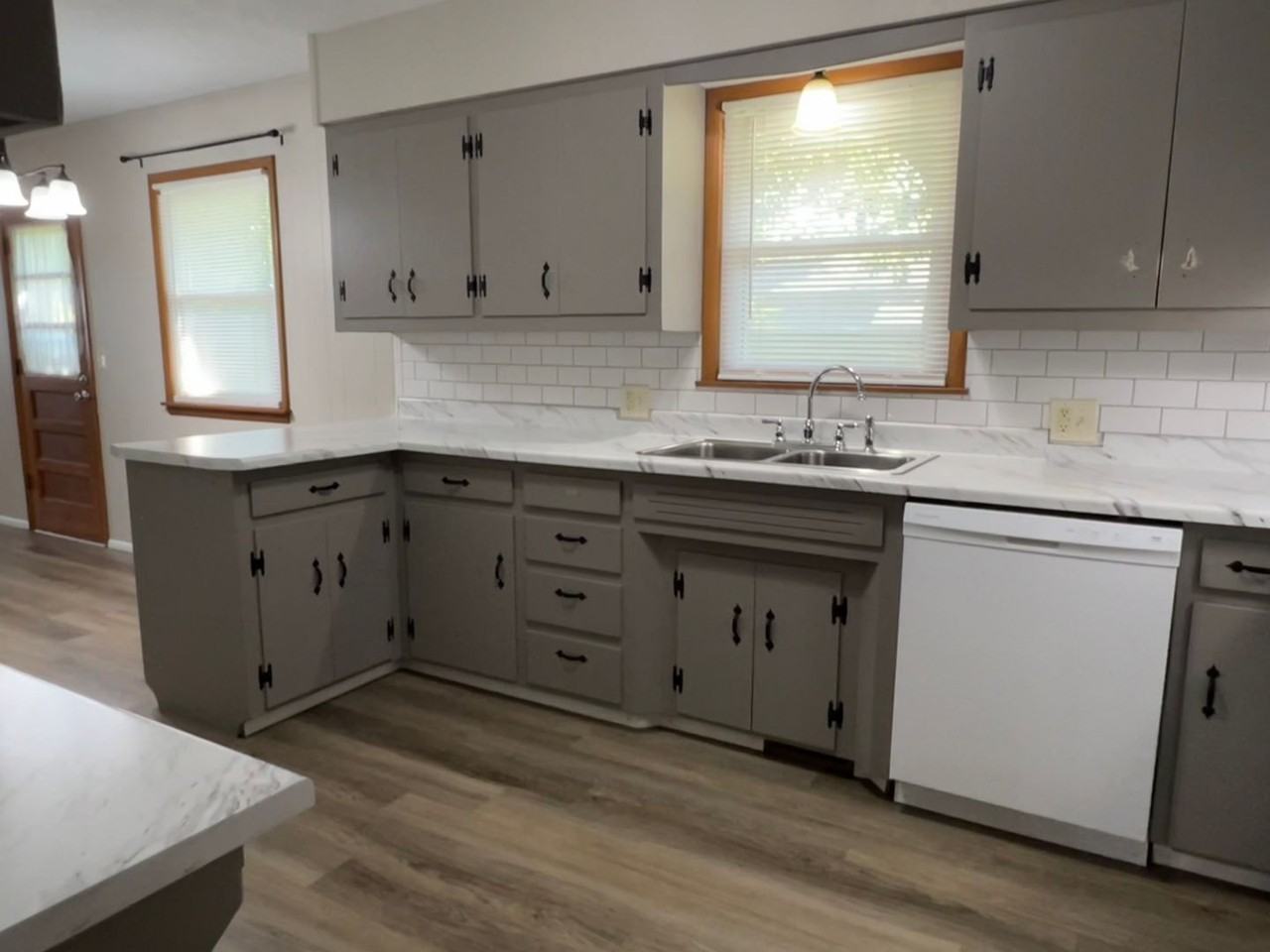 2430 S Kickapoo Ave - Photo 5 of 16