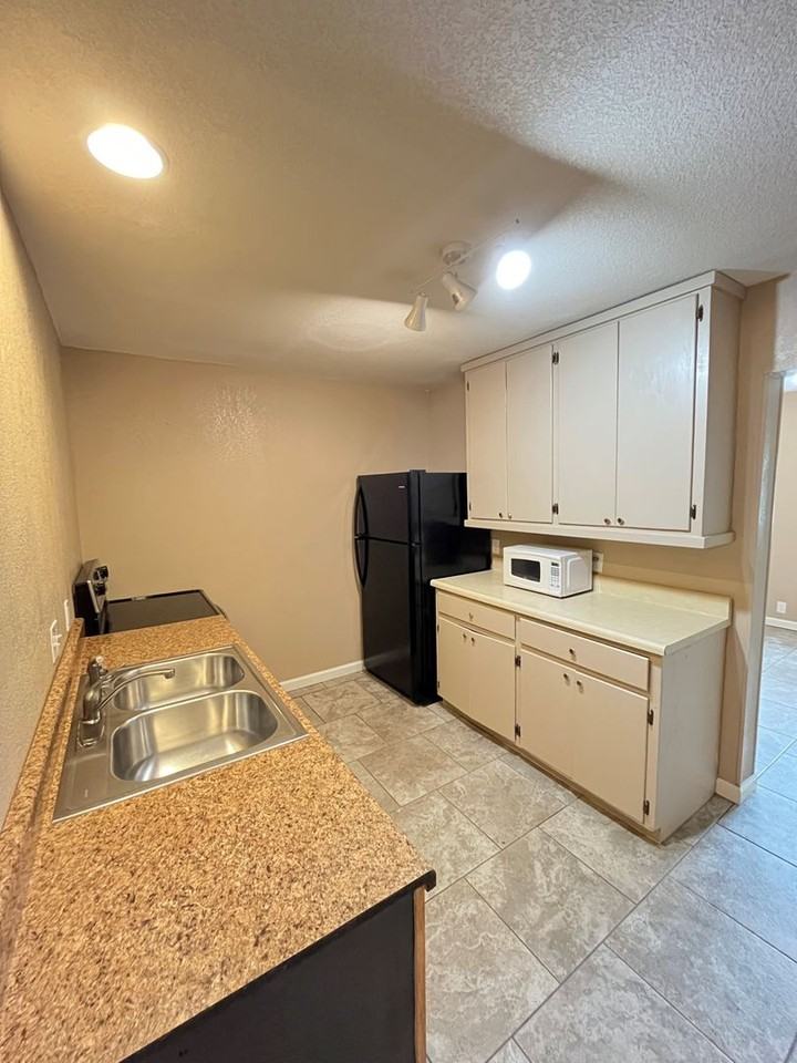 1848 E Rolling Hills Dr - Photo 3 of 7