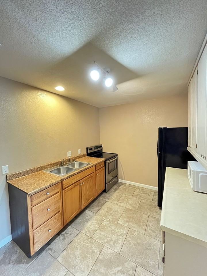 1848 E Rolling Hills Dr - Photo 4 of 7