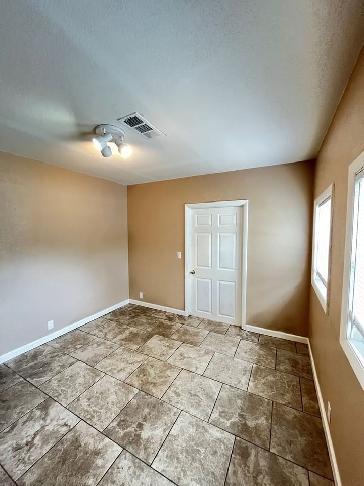 1848 E Rolling Hills Dr - Photo 5 of 7