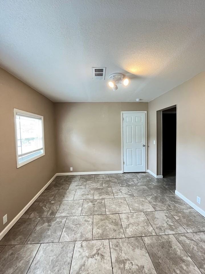 1848 E Rolling Hills Dr - Photo 6 of 7
