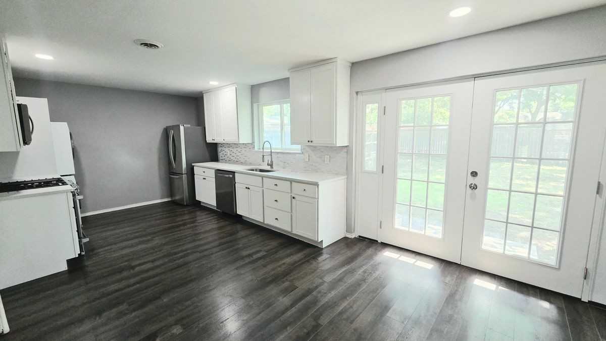 305 Dublin Dr - Photo 2 of 19