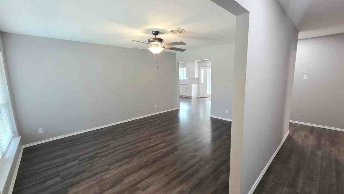 305 Dublin Dr - Photo 4 of 19
