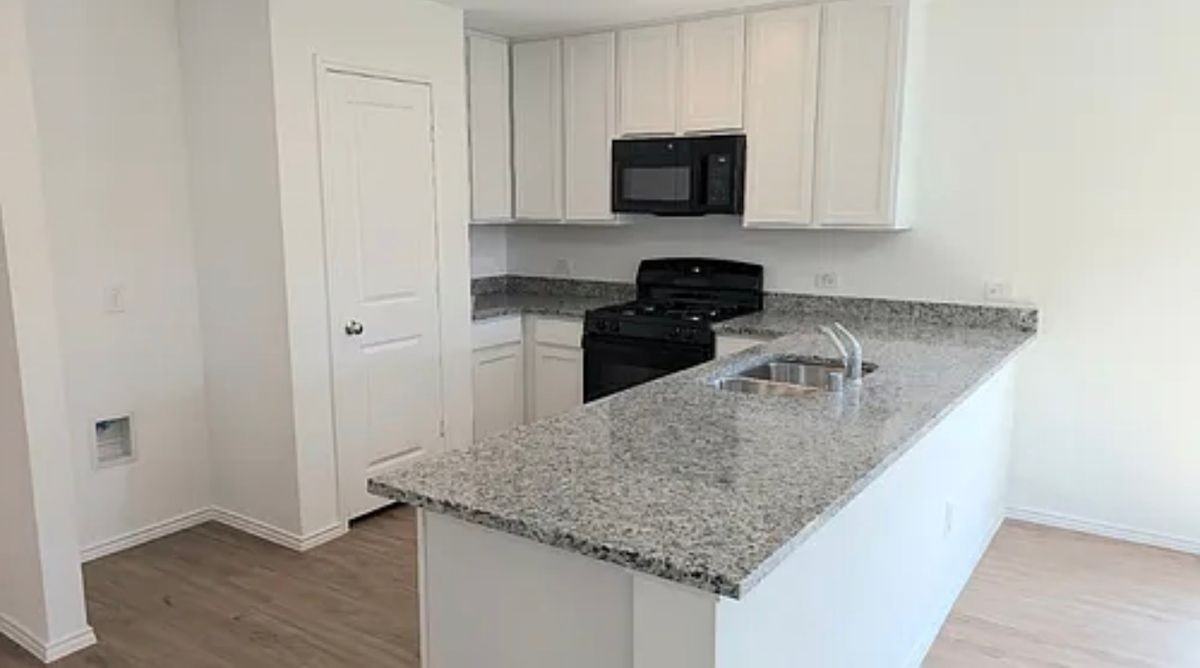 1013 Sourgum St - Photo 3 of 10